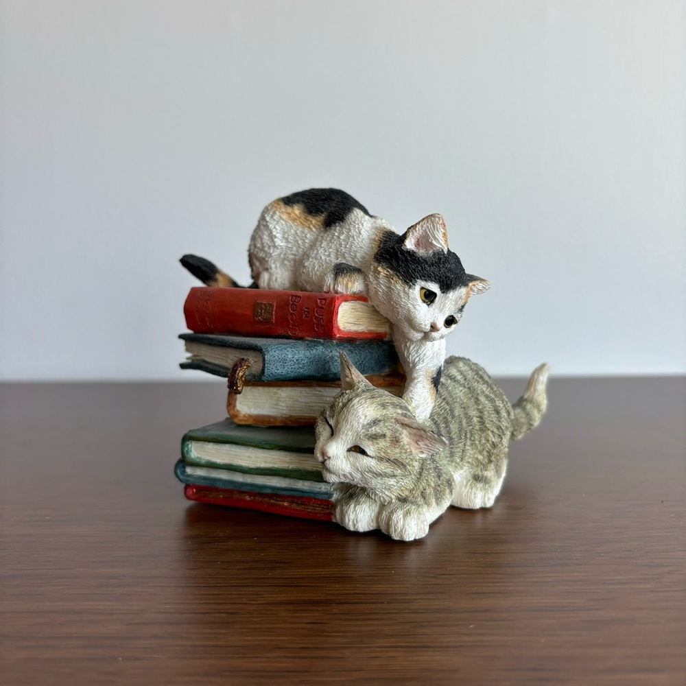 Country Artists Kittens Playing On Books Resin Decorative Figure